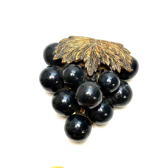 Vntg Deco Shoe Fur Clips Grapes Grape Leaf Mixed Metal Wood Bakelite Rhinestone - Picture 4 of 8
